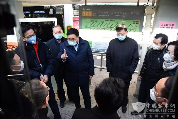 副市长汤志平检查上海久事公交防疫工作 公交重点线路一天三次消毒