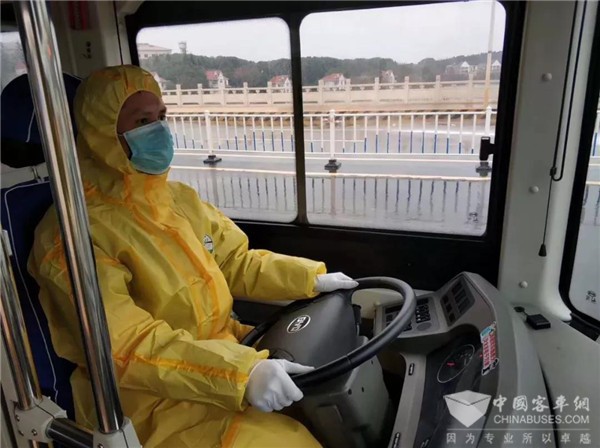 武汉公交司机李旺富：“能为抗疫作贡献，我很自豪”