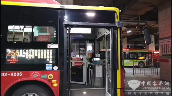 全国首个公交人脸识别测温仪 最快1秒完成测温
