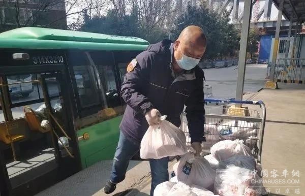 武汉公交车变身“物流专车” ，为14家门店配送团购生活物资