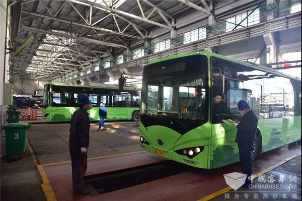 西安公交对恢复运行的车辆“体检消毒”
