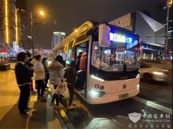 商圈热度复苏 上海公交客流恢复约七成
