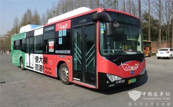 杭州比亚迪公交化身“中意巴士”，为意大利加油