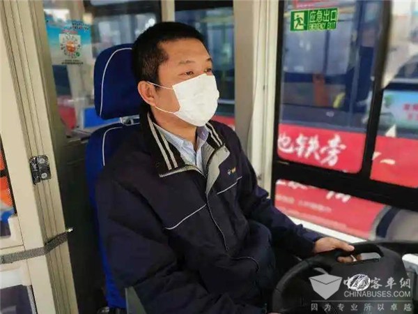 武汉公交驾驶员张明:接送过医务人员，配送过商超物资，现在干回老本行