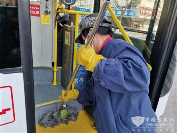 打造最干净公交乘车环境，青岛公交市南巴士志愿者在行动