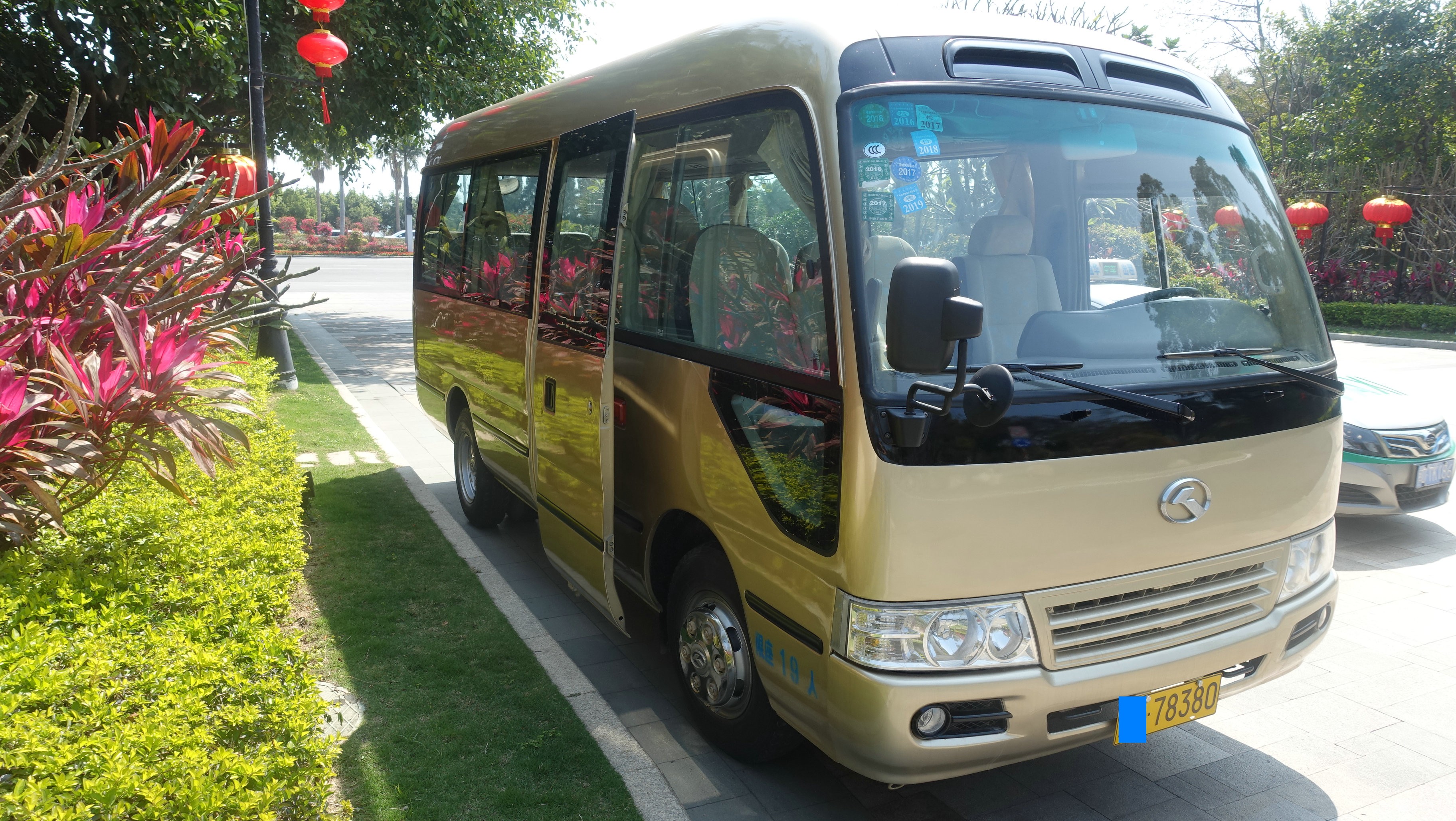 2015年6月，金龙考斯特19座（中型客车，b证可以开）非营运卖二手车客车网 