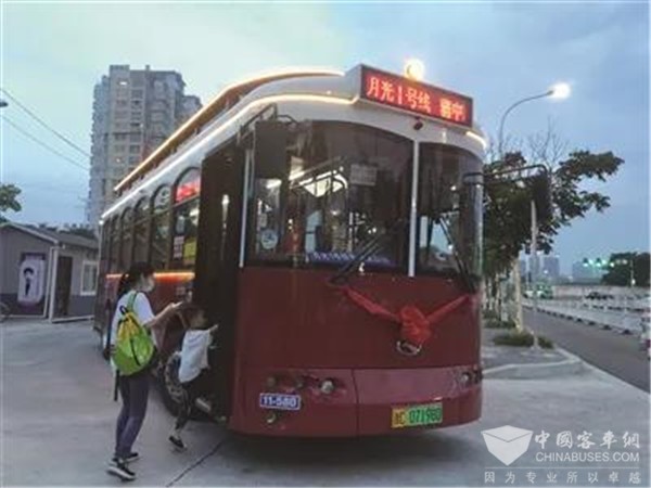 温州：“月光”公交车试运行
