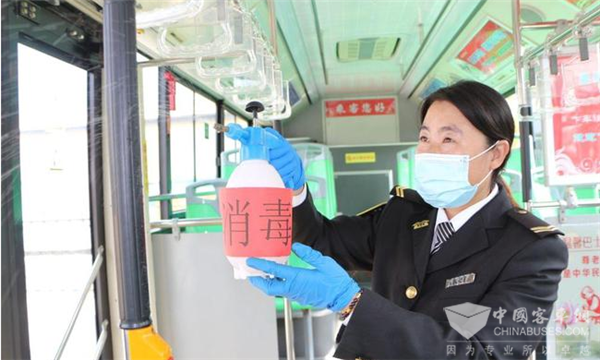 青岛出现多例确诊病例，公交车加强疫情防控，加密消毒次数