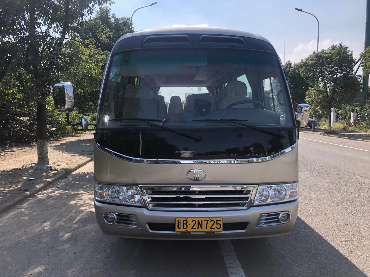 金龙仿考斯特19座客车
