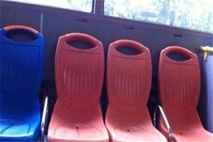 公交车座椅上有个洞 究竟是用来干吗？很多人都想错了