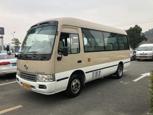 金龙仿考斯特19座客车