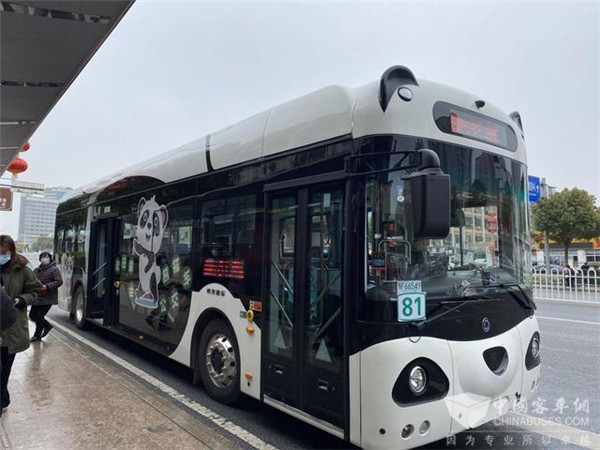 湖北襄阳投用熊猫智能公交 乘客可刷手乘车和购物