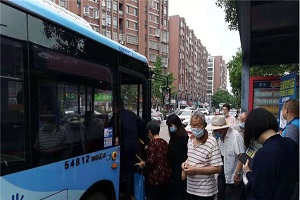 往返轨道交通，宁波市区首条“招呼站”微公交上线