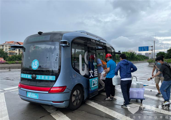 《人民日报》点赞宇通！“小宇”无人巴士向广州隔离区输送抗疫物资 
