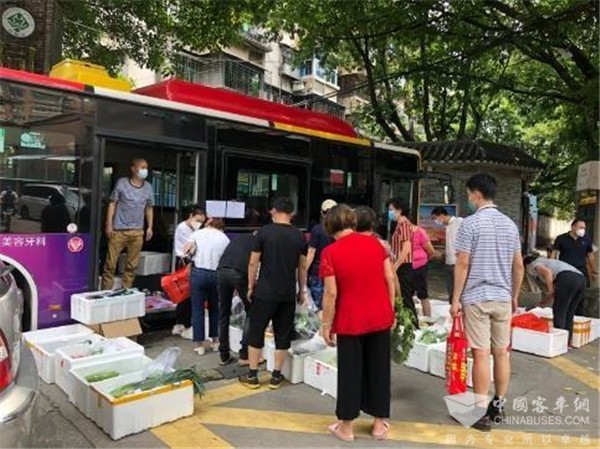 广州：公交移动超市开进封控区 受到市民热烈追捧