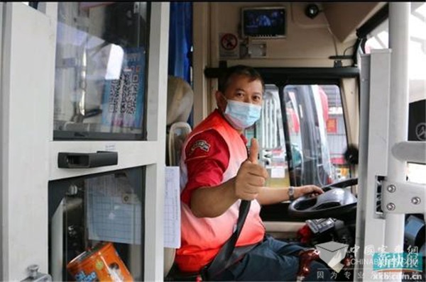 广州：8辆公交车进入封控区域24小时护送白衣天使