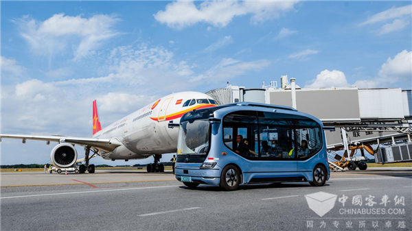 国内首例机坪内载人测试 宇通无人驾驶巴士进驻长沙黄花机场