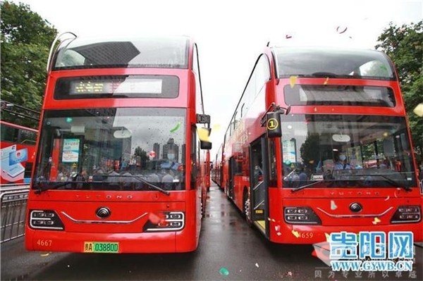 贵阳：“红色主题”纯电动双层公交车正式上线运行