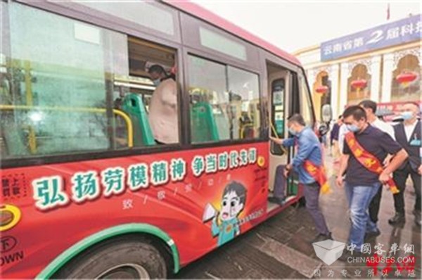 云南昆明：劳模主题公交车上路