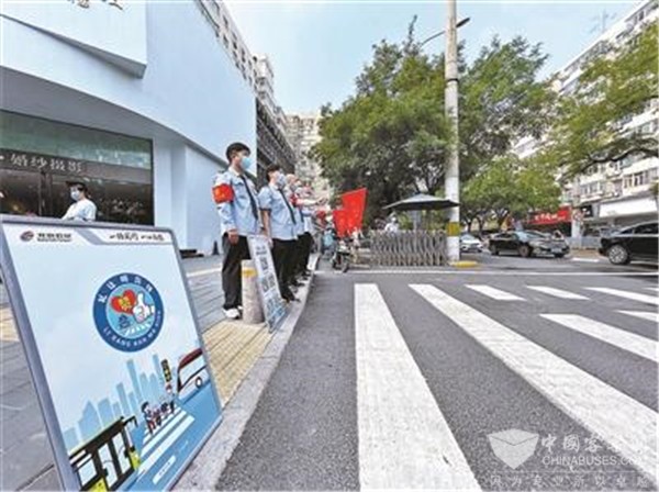 北京：公交电车分公司及时纠正驾驶员不礼让斑马线行为