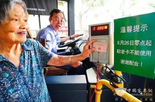 “上海70岁以上老人免费乘公交”？市民政局回应了