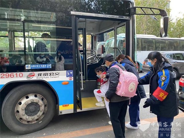 “专231路”今早运行！大兴瀛海为700余名学生开通公交专线