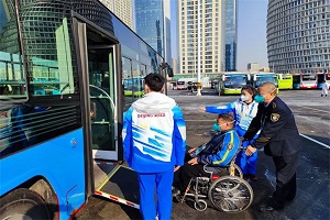 北京公交640辆冬残奥会保障车整装待发