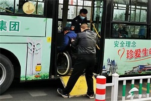 拾金不昧、关爱老人！潍坊公交“小车厢”里满满都是爱