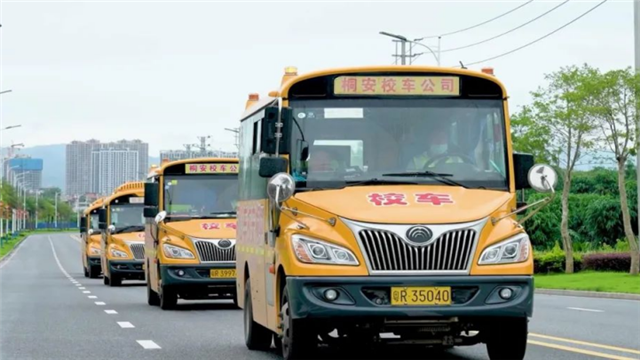 在连州 宇通校车守护5600多个孩子的上学路