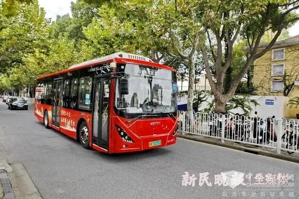 上海金山巴士：喜迎二十大主题公交亮相金山街头