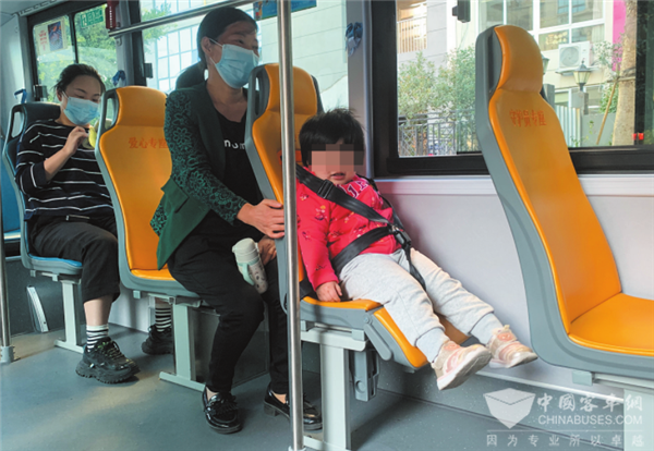 解决“带娃坐车难” 温州公交新添“儿童安全座椅”