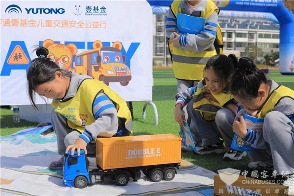 宇通客车：全国交通安全日 共同守护中国孩子平安成长