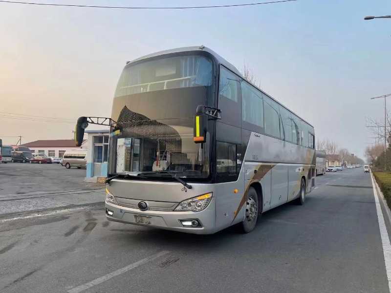 同款两台双门55座宇通6118气囊旅游车