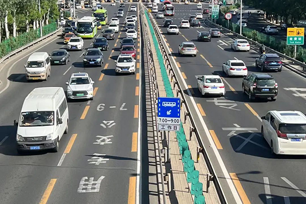 北京公交专用道开放首个周末 早高峰瞬时通行量提升
