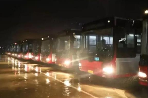 保定公交遇难关 石家庄首批100辆公交车雨夜驰援！
