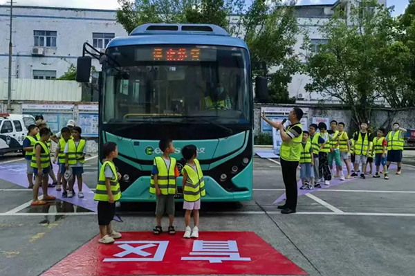 深圳市东部公交车辆再次开进社区 沉浸式体验车辆视觉盲区