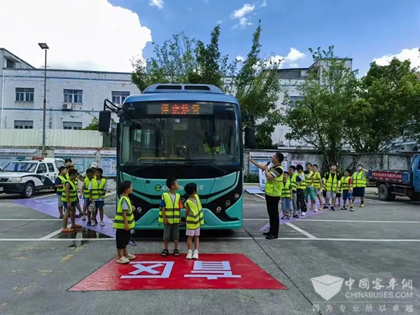 深圳市东部公交 进社区 交通安全知识 盲区