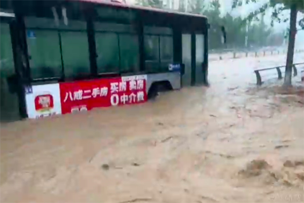 尽显责任与担当 北京公交驾驶员洪流中两根绳子救乘客！