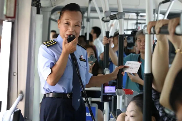 李素丽再回公交车厢 讲好北京公交集团“服务实践课”