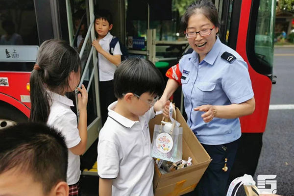 开学首周迎接新学期 杭州公交求知专线“安阿姨”这样对孩子们