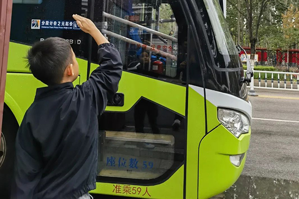 培养绿色低碳出行意识 7岁小迷弟满满最中意福田欧辉公交车