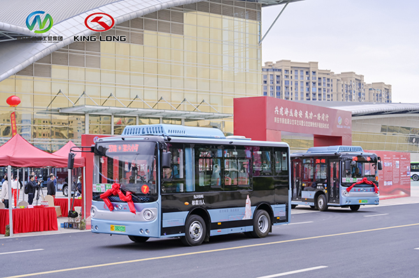 金龙60台新能源公交车投放安南市定制公交专线服务