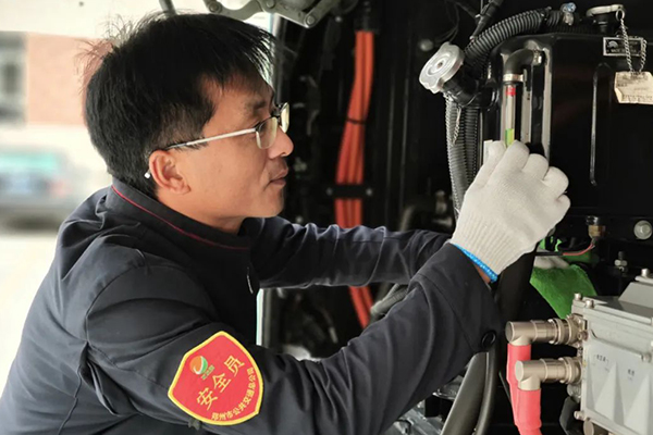 做好常态化防寒保暖工作 郑州公交为乘客安全出行保驾护航