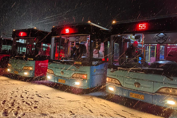 烟台公交全面积极应对冰雪天气 多措并举保障市民安全出行
