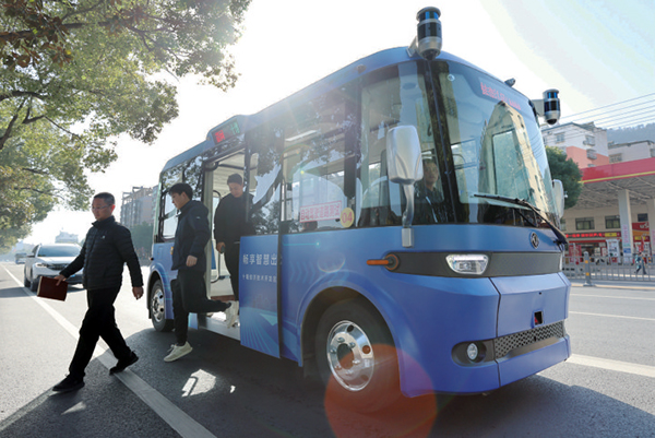 投放10台无人驾驶公交车 十堰智能网联应用场景线路示范运营