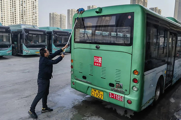 为乘客提供舒适乘车环境 郑州公交开展卫生专项整治活动