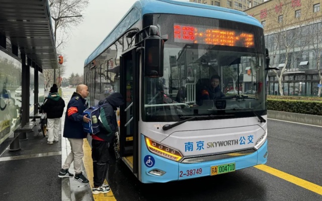 家门口到校门口的“定制” 南京公交通学专线准时报道！
