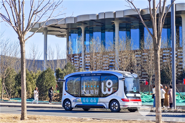 文远小巴在京运营：北京试点开通三大文化建筑自动驾驶接驳服务