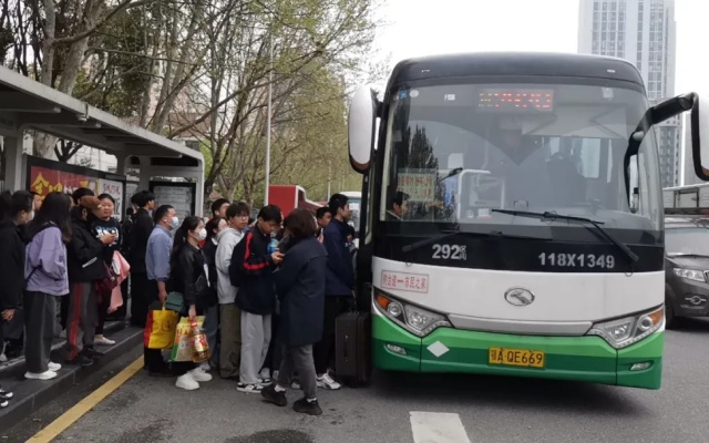 武汉公交部分公交“两车连发” 祭扫专线“车等人”