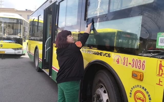 乌鲁木齐公交提升公交服务品质从“大清扫”开始 让“家”靓起来